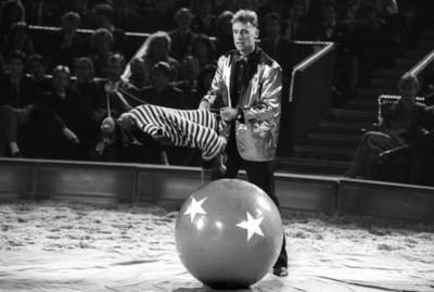 Stars in der Manege, M?nchen 1989, Schauspieler Robert Atzorn mit Schimpansen-stock-foto
