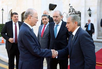 Palestinian Prime Minister and Minister of Foreign Affairs Mohammad Mustafa, meets with Jordanian Prime Minister-stock-foto