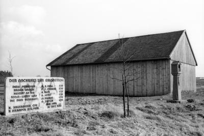 Mahnmal neben einer Scheune mit dem Schriftzug Der Nachwelt zur Erinnerung Diese Personen haben uns-stock-foto