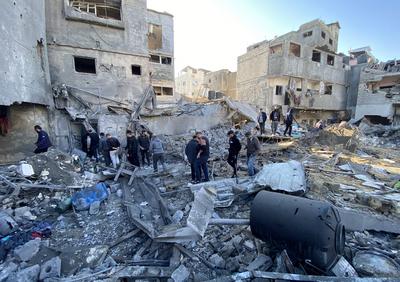 People search for their belongings amid the rubble of buildings destroyed in Israeli airstrikes in Gaza City-stock-foto
