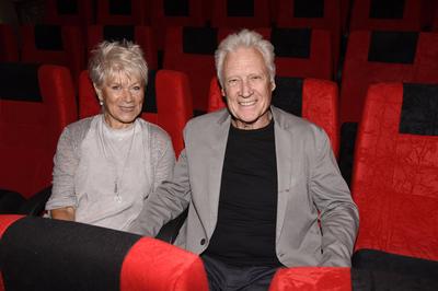 Robert Atzorn mit Ehefrau Angelika Hartung bei der Matinee-Lesung Duschen und Z?hneputzen - Was im Leben wirklich z?hlt-stock-foto