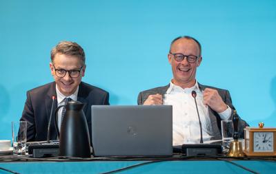 Bundesvorstandsklausur der CDU Deutschlands in Hamburg - Friedrich Merz, Parteivorsitzender und Kanzlerkandidat (rechts), mit seinem Generalsekret?r Carsten Linnemann, beim Auftakt der Klausurtagung-stock-photo