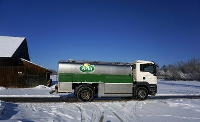 04 02 2019 Bad W?rishofen Landschaft im Winter ein Milch Lastwagen von ARLA f?hrt zu den Bauernh?-stock-foto