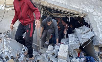 People search for their belongings amid the rubble of buildings destroyed in Israeli airstrikes in Gaza City-stock-foto