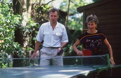 Robert Atzorn mit Ehefrau Angelika Hartung 05/89 ru quer halb Tischtennis spielend fr?hlich-stock-photo