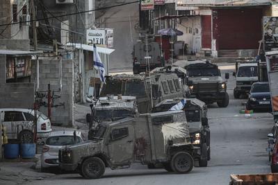 Israeli military vehicles are seen during a raid on the Ein Beit al-Maa refugee camp near the West Bank city of Nablus-stock-foto