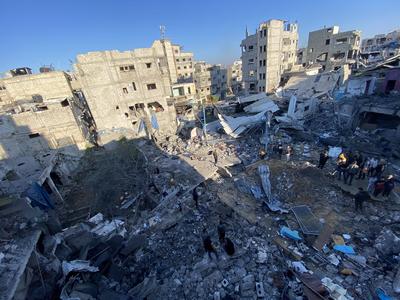 People search for their belongings amid the rubble of buildings destroyed in Israeli airstrikes in Gaza City-stock-foto