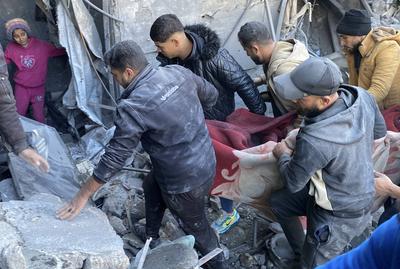 People search for their belongings amid the rubble of buildings destroyed in Israeli airstrikes in Gaza City-stock-foto
