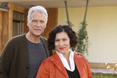 77/ Dreharbeiten: Eva Mattes & Robert Atzorn, am Berliner Set zu Das Glueck ist eine Katze , Set - Termin, ARD, Entertai-stock-foto