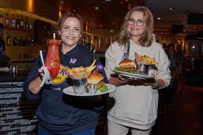 Entertainment Bilder des Tages Rebecca Immanuel und Maren Gilzer - Prominente kellnern f?r den guten Zweck beim Pinktobe-stock-foto