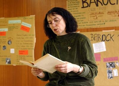 Schriftstellerin Freya Klier (GER) w?hrend einer Lesung im Mainzer Kanonikus-Gymnasium-stock-foto