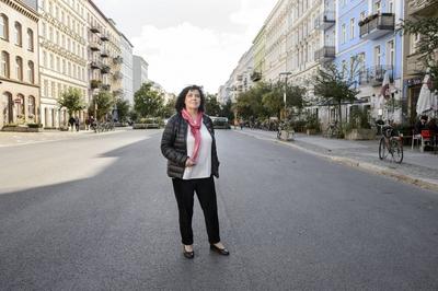 Die Regisseurin und Autorin Freya Klier in der Oderbergestrasse in Berlin Prenzlauer Berg am 27 09 2-stock-foto