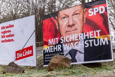 Winterwahlkampf 2025 ? Wahlplakate der Linken und SPD-stock-foto