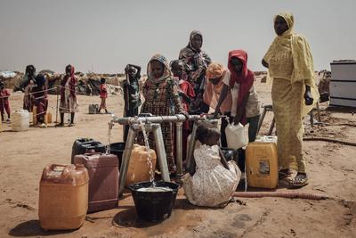  Sudanese refugees in Chad - 19/06/2024 - chad / ? Adre ? - A Sudanese refugee family fetches water from a borehole. Th-stock-photo
