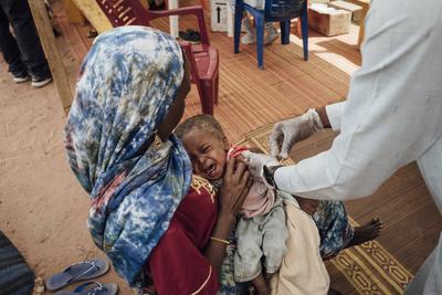  Sudanese refugees in Chad - 22/06/2024 - chad / ? Adre ? - After registering with CNARR, women must have their childre-stock-foto