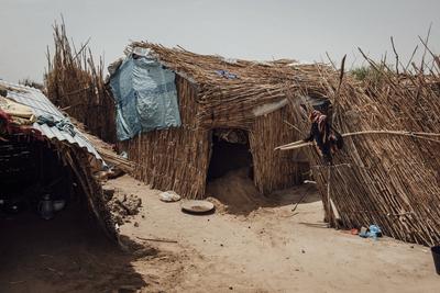  Sudanese refugees in Chad - 21/06/2024 - chad / ? Adre ? - A hut in an informal Sudanese camp in the desert around the-stock-photo