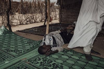  Sudanese refugees in Chad - 21/06/2024 - chad / ? Adre ? - a man exhausted by illness sleeps on the ground. Located a-stock-foto