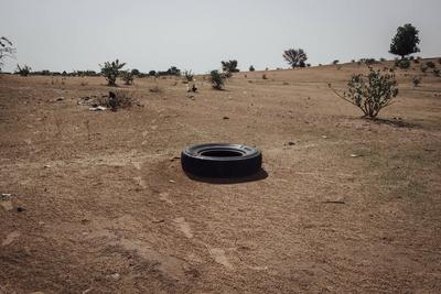  Sudanese refugees in Chad - 22/06/2024 - chad / ? Adre ? - This tire serves as the border between the two countries in-stock-foto