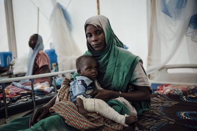  Sudanese refugees in Chad - 20/06/2024 - chad / ? Adre ? - a Sudanese mother and her baby with a leg injury in the mal-stock-photo