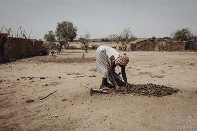  Sudanese refugees in Chad - 21/06/2024 - chad / ? Adre ? - A woman digs for clay. Informal Sudanese refugee camp in th-stock-photo