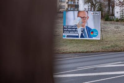 Besch?digtes CDU-Wahlplakat im Winterwahlkampf 2025-stock-foto