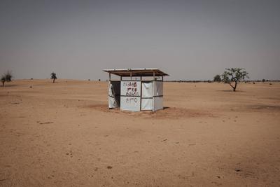  Sudanese refugees in Chad - 19/06/2024 - chad / ? Adre ? - Latrines built by Medecins Sans Frontieres in the Adre tran-stock-foto