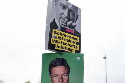 Winterwahlkampf 2025 ? Christian Lindner und Robert Habeck auf Wahlplakaten-stock-foto