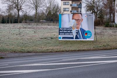 Besch?digtes CDU-Wahlplakat im Winterwahlkampf 2025-stock-foto