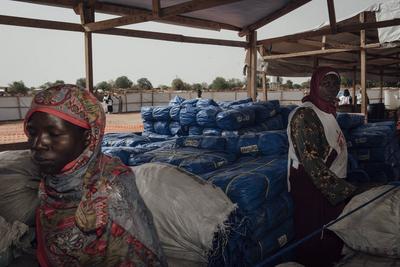 Sudanese refugees in Chad - 24/06/2024 - chad / ? Adre ? - Volunteers from Medecins Sans Frontieres wait before distri-stock-foto