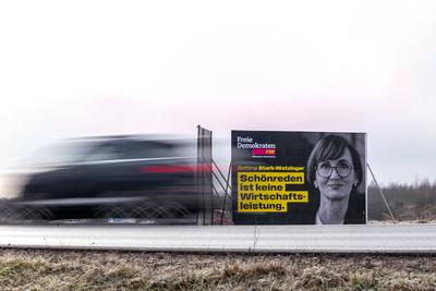 Winterwahlkampf 2025 ? Bettina Stark-Watzinger auf FDP-Plakat mit Bewegung im Vordergrund-stock-foto