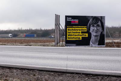 Winterwahlkampf 2025 ? Bettina Stark-Watzinger auf FDP-Wahlplakat-stock-foto