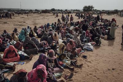  Sudanese refugees in Chad - 24/06/2024 - chad / ? Adre ? - Sudden women wait for the start of the monthly food distrib-stock-foto