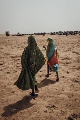  Sudanese refugees in Chad - 19/06/2024 - chad / ? Adre ? - Two young girls in the Adre transit camp. June 19, 2024. PU-stock-foto