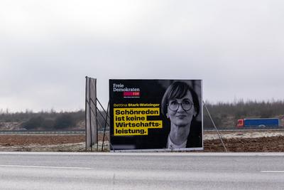Winterwahlkampf 2025 ? Bettina Stark-Watzinger auf FDP-Wahlplakat-stock-foto