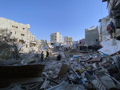 People search for their belongings amid the rubble of buildings destroyed in Israeli airstrikes in Gaza City-stock-foto