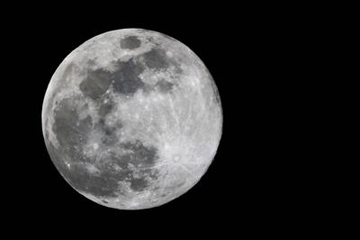 Der Wolfsmond im Jahr 2025 BEARBEITET: Der erste Vollmond im neuen Jahr am 13. Januar 2025, der als Wolfsmond beschriebe-stock-photo