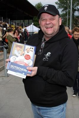 Kicken mit Herz Charity Veranstaltung im Stadion des SC Victoria, Hamburg, 29.05.2011, gewann als Gastronom ein Kochbuch-stock-foto