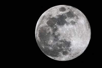 Der Wolfsmond im Jahr 2025 BEARBEITET: Der erste Vollmond im neuen Jahr am 13. Januar 2025, der als Wolfsmond beschriebe-stock-photo