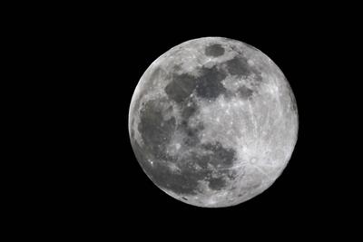 Der Wolfsmond im Jahr 2025 BEARBEITET: Der erste Vollmond im neuen Jahr am 13. Januar 2025, der als Wolfsmond beschriebe-stock-photo