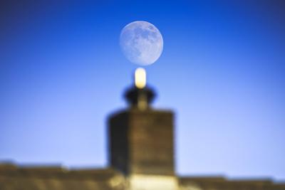 Mond ?ber einem Schornstein in Hamburg, Deutschland *** Moon over a chimney in Hamburg, Germany-stock-foto