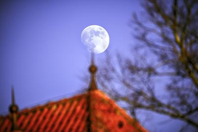 Mond ?ber einem Dachgiebel in Hamburg, Deutschland *** Moon above a roof gable in Hamburg, Germany-stock-foto
