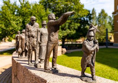 Oulu Oulu, Finland - 25 July, 2021: view of the Ajan Kulku bronze statues commemorating the city history of Oulu in the-stock-foto