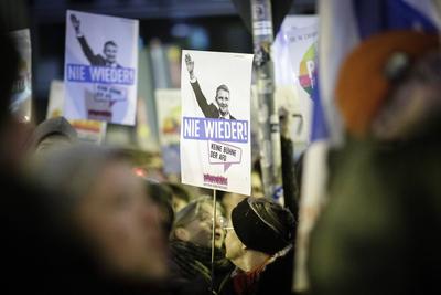 Demonstranten protestieren vor der Parteizentrale der FDP in Berlin. Grund der Proteste ist die Wahl von Thomas Kemmeri-stock-photo