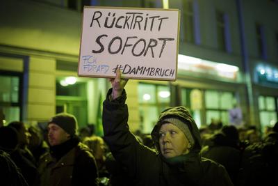 Demonstranten protestieren vor der Parteizentrale der FDP in Berlin. Grund der Proteste ist die Wahl von Thomas Kemmeri-stock-photo