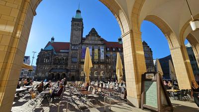 Kulturhauptstadt anders 25.10.2024, Chemnitz, Marlt, Innenstadt, Bei 20 Grad und sommerlichem Flair auf dem Markt, Kaffe-stock-foto