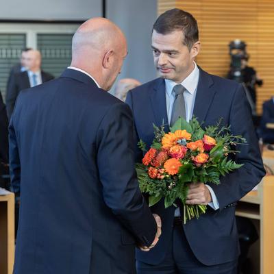Mike Mohring (CDU, Landes- und Fraktionsvorsitzender in Th?ringen) gratuliert Thomas L. Kemmerich (FDP, Landes- und Frak-stock-foto