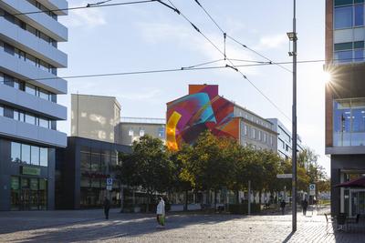 Farbintensives Wandgem?lde am Johannisplatz, Projekt zur Kulturhauptstadt 2025, Chemnitz, Sachsen, Deutschland *** Color-stock-foto