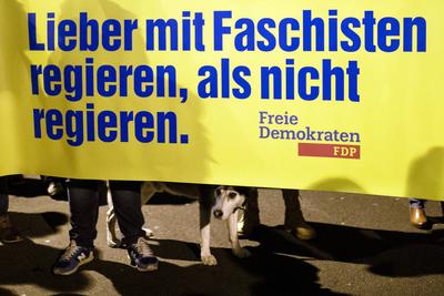 Demonstranten protestieren vor der Parteizentrale der FDP in Berlin. Grund der Proteste ist die Wahl von Thomas Kemmeri-stock-photo