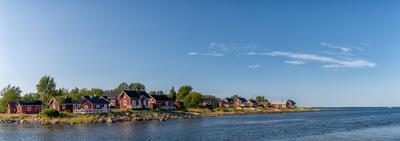 Ohtakari Ohtakari, Finland - 25 July, 2021: idyllic Baltic Sea panorama landscape with red cottages on the shoreline und-stock-foto