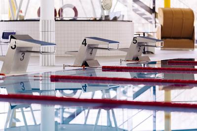 Das Wasser im Schwimmerbecken im Hallenbad am Lentpark liegt ruhig. Aufgrund der Coronakrise und dem damit verbundenden-stock-photo